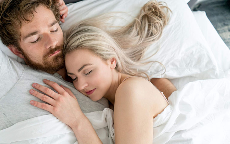 Quan hệ tình dục xong lăn quay ra ngủ, đụ xong ôm nhau ngủ 