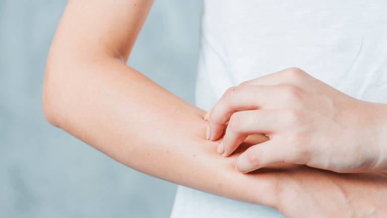 Ngứa như kim châm khắp người và những bệnh lý liên quan