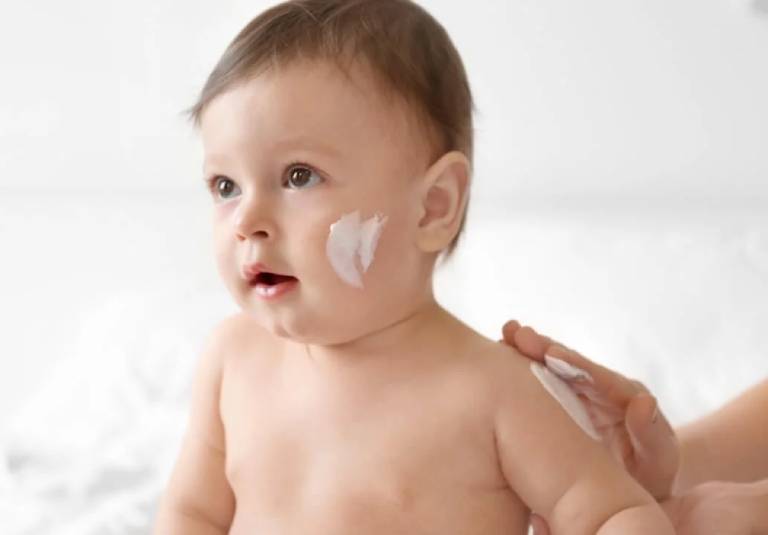 Sử dụng kem dưỡng ẩm dịu nhẹ cho bé