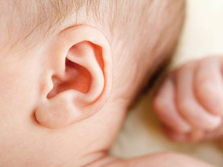 Chàm vành tai ở trẻ sơ sinh và các biện pháp điều trị an toàn