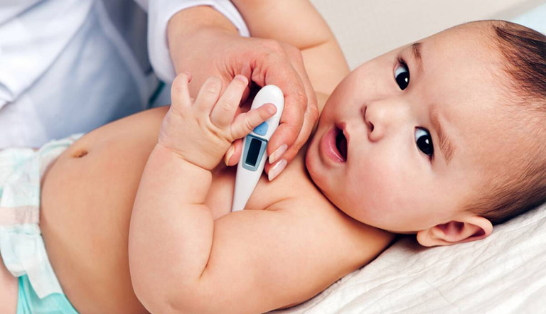 Kiểm tra thân nhiệt cho trẻ sơ sinh thường xuyên