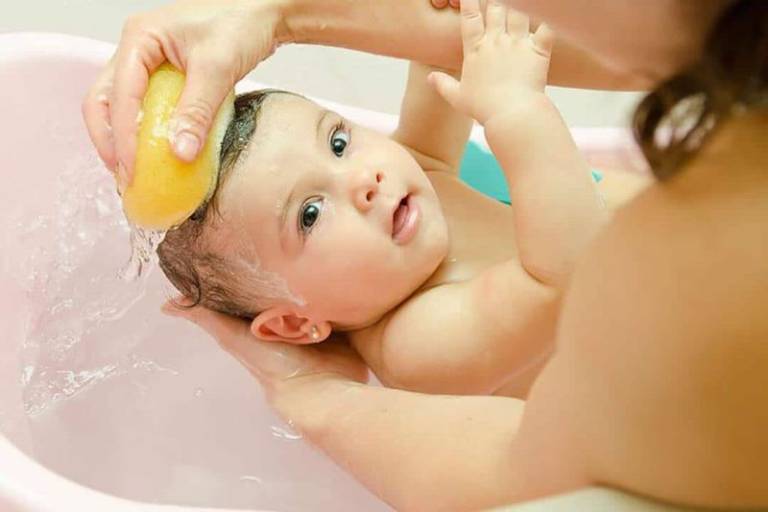 Vệ sinh sạch sẽ có thể của bé bằng nước ấm 2 lần mỗi ngày, chỉ nên tắm từ 10 - 15 phút