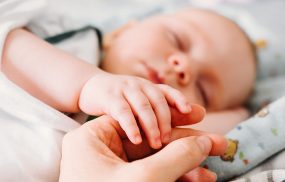 Trẻ sơ sinh ngủ nhiều không chịu dậy bú có đáng lo không?