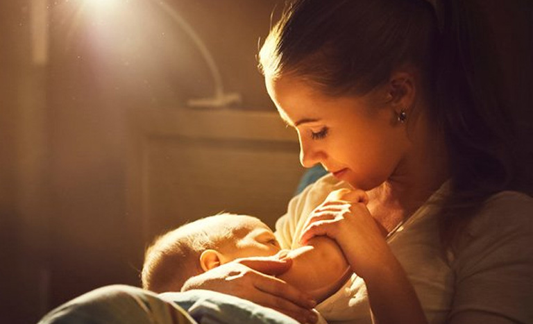 Làm gì khi thấy trẻ sơ sinh ngủ nhiều không chịu dậy bú?