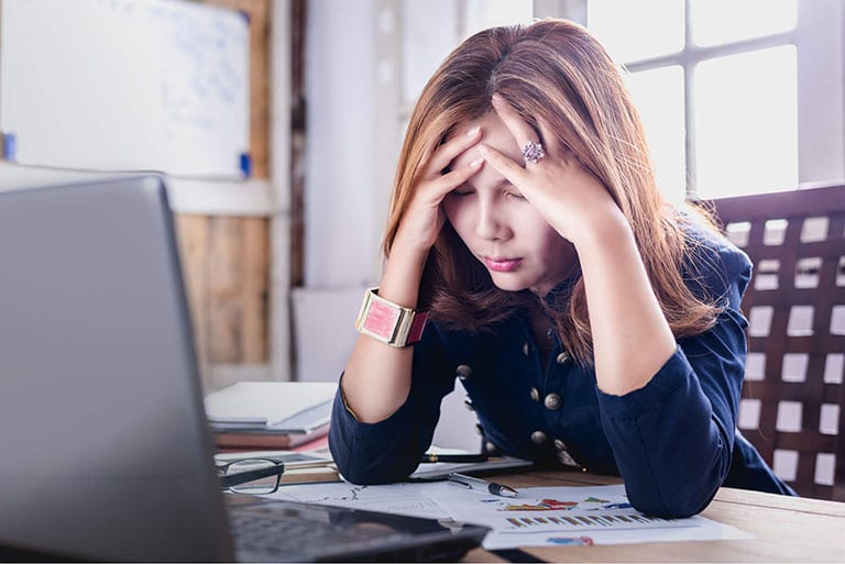 cách làm hết nghẹt mũi - cô gái căng thẳng