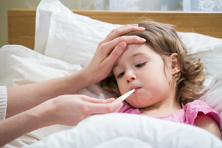 hạ sốt cho trẻ bị viêm họng