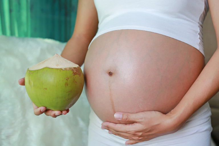Mang thai tháng thứ 4 có nên uống nước dừa