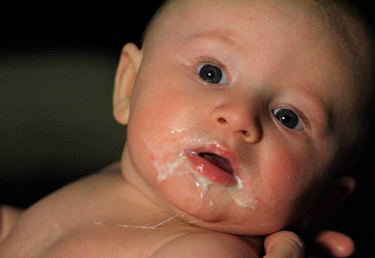 Hiện tượng nôn trớ liên tục ở trẻ sơ sinh là gì?