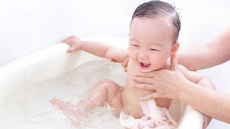 10 loại lá tắm mát cho trẻ sơ sinh an toàn dễ kiếm