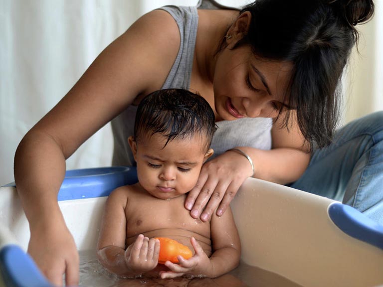 10 loại lá tắm mát cho trẻ sơ sinh an toàn dễ kiếm