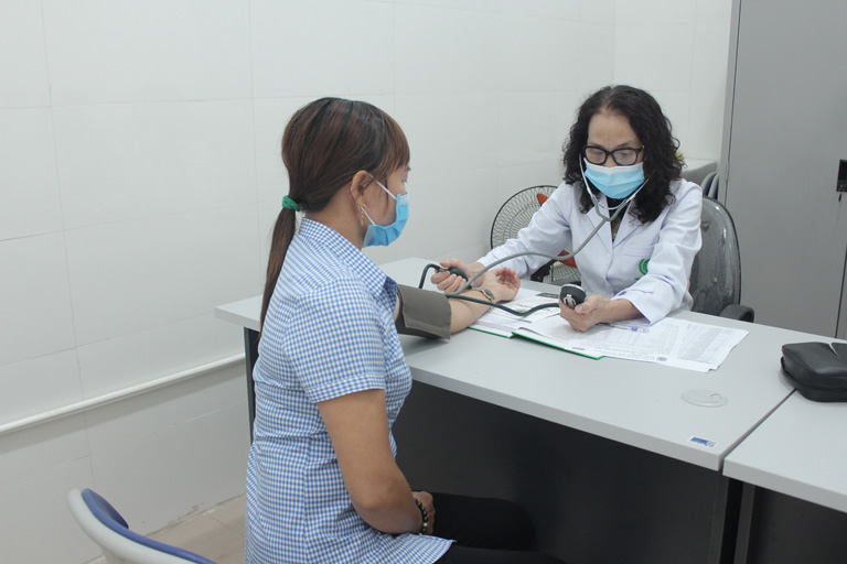 Bác sĩ Phương đang trực tiếp thăm khám cho bệnh nhân