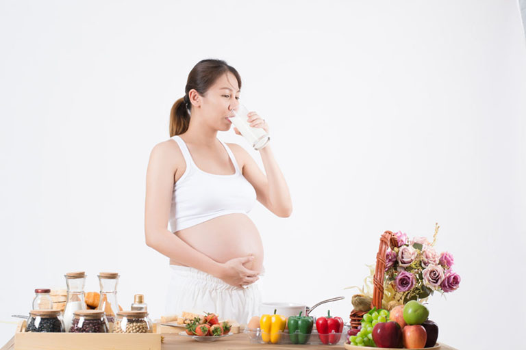 mang thai tháng đầu nên uống sữa gì