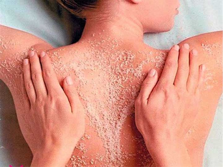 Nên tắm với muối hồng Himalaya để đạt hiệu quả làm sạch tốt hơn