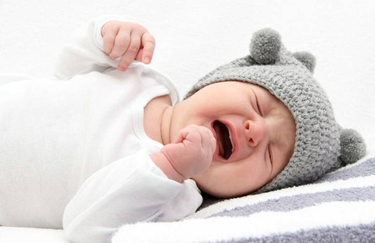 Trẻ sơ sinh hay vặn mình và ọc sữa: Nguyên nhân và cách xử lý