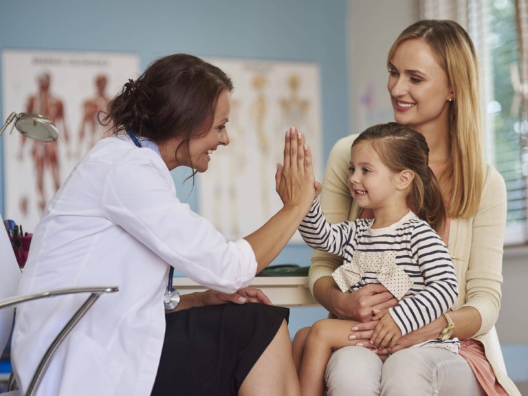 Cha mẹ nên làm gì khi trẻ bị sốt xuất huyết?