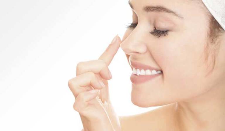 Đẩy mũi là một trong những cách thu nhỏ cánh mũi tại nhà đơn giản, được nhiều chị em áp dụng