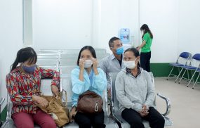 Chị Ánh (áo xanh) cùng mẹ đến khám tại Bệnh viện Tai Mũi Họng Quân Dân 102