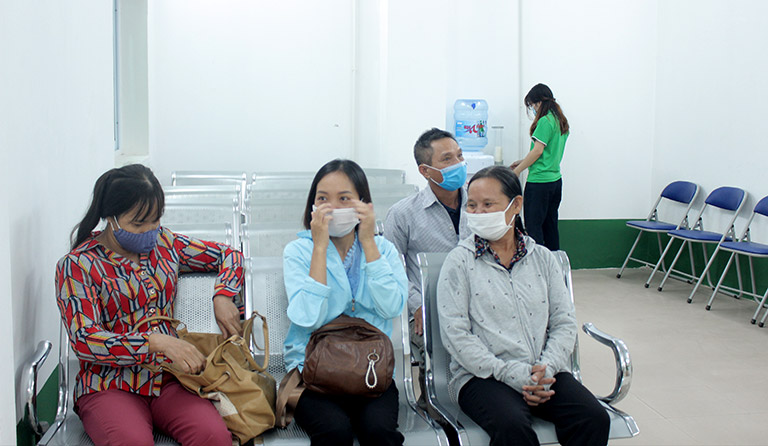 Chị Ánh (áo xanh) cùng mẹ đến khám tại Bệnh viện Tai Mũi Họng Quân Dân 102 