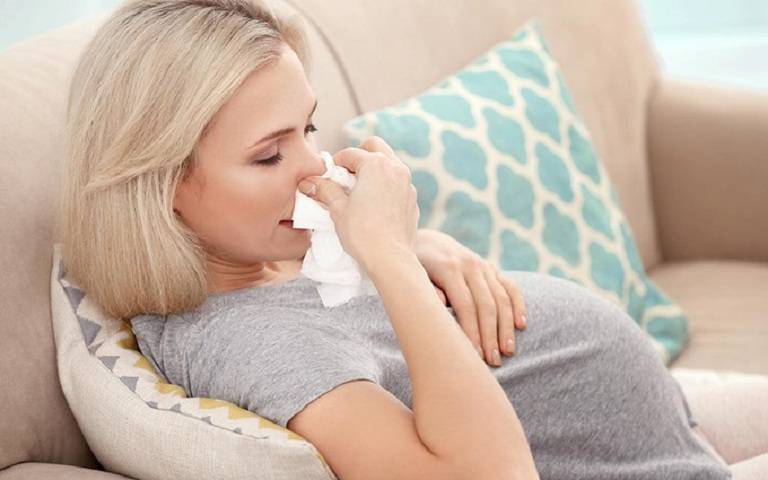Đau họng nghẹt mũi là triệu chứng của các bệnh đường hô hấp thường gặp nhưng có thể gây nguy hiểm ở bà bầu