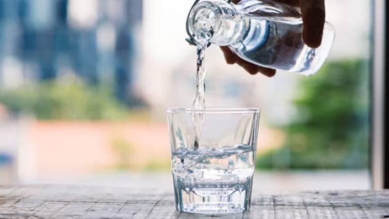 Ít uống nước, không bổ sung nước thường xuyên là một trong những nguyên nhân gây bệnh trĩ thường gặp
