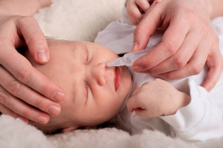 Khi bé bị viêm da do dị ứng thời tiết, mẹ nên thường xuyên vệ sinh mũi và miệng cho con bằng nước muối sinh lý để loại bỏ dị nguyên