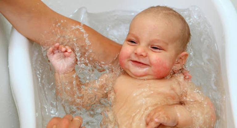 Khi con mắc chàm sữa, mẹ không nên tắm cho trẻ quá lâu, tránh tắm nước nóng và tránh dùng xà phòng tắm