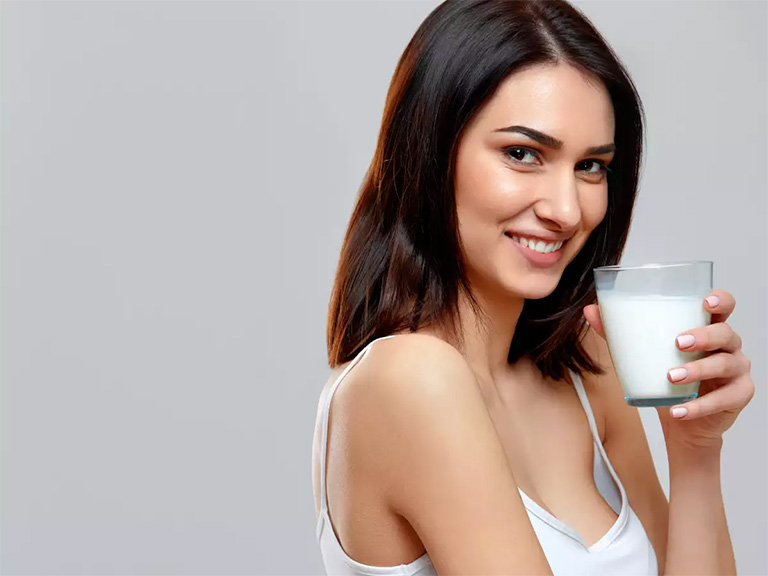 Nữ giới bị u xơ tử cung vẫn có thể uống sữa đậu nành mà không quá lo lắng đến việc loại thức uống này là nguyên nhân dẫn đến sự xuất hiện của khối u xơ