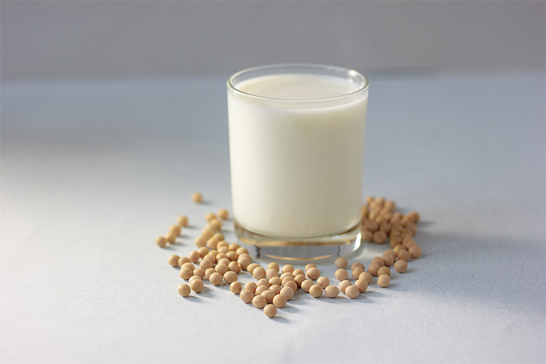 Chỉ dùng sữa đậu nành với liều lượng vừa đủ, tần suất thưa và không thay thế tuyệt đối thực đơn dinh dưỡng hằng ngày
