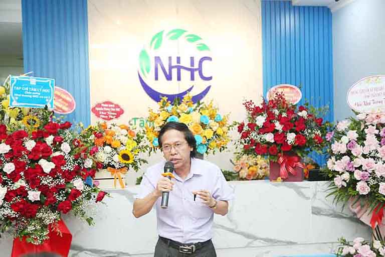 Khách hàng NHC Việt Nam hát giao lưu văn nghệ trong ngày khai trương cơ sở 3