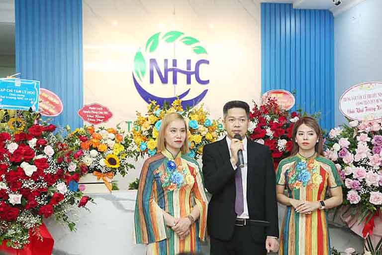 lãnh đạo NHC Việt Nam phát biểu trong ngày khai trương cơ sở 3